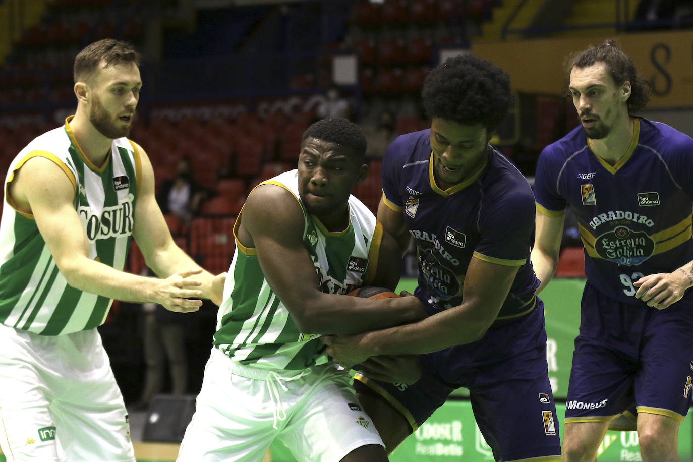 Fotos: El Baskonia cierra el fichaje de Steven Enoch