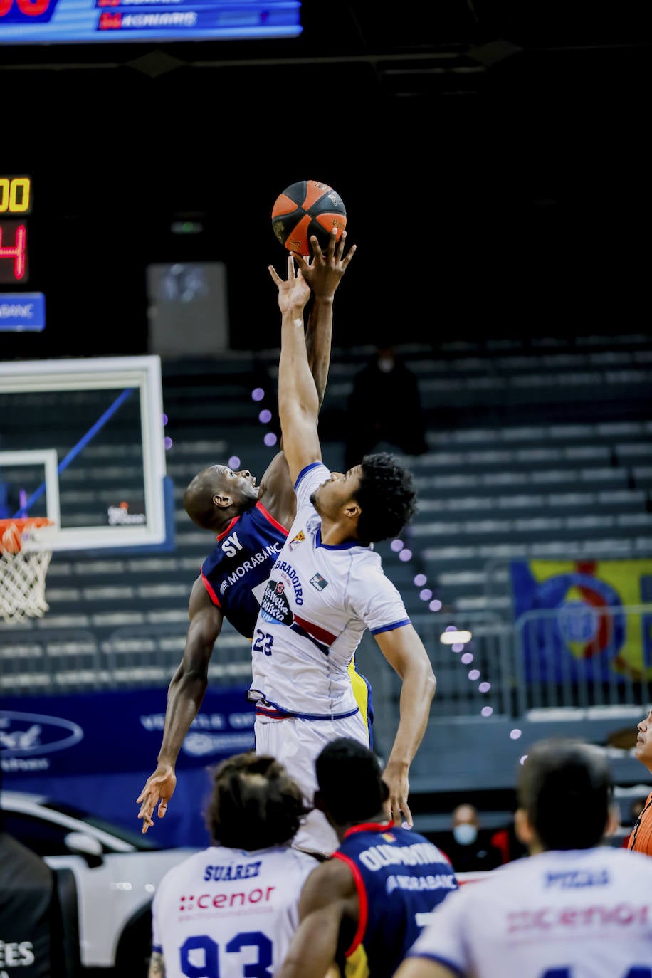 Fotos: El Baskonia cierra el fichaje de Steven Enoch