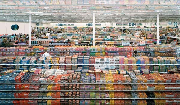 Gursky presenta una imagen del interior de un supermercado, en la que las estanterías ordenadas y los productos de colores llamativos crean una sensación de descaro casi fantasmagórica. Valor: 2,82 millones de euros.