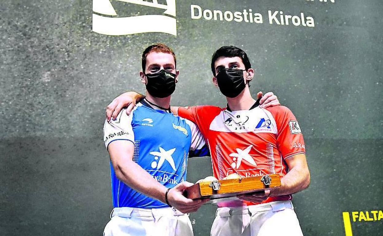 Unai Laso y Jokin Altuna, durante la elección de material. 