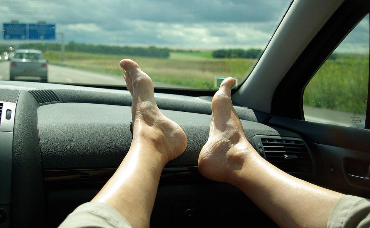 Multas DGT: La multa y graves consecuencias físicas de llevar los pies en el salpicadero