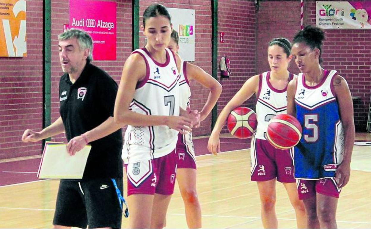 Mario López trabaja con sus jugadoras, ayer en Maloste. 