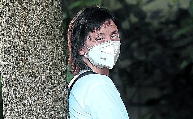 Sonia posa cerca de su casa, en Sopela. manu cecilio.