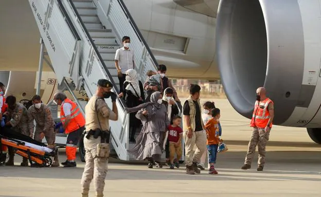 Llegada en la tarde del lunes de un nuevo avión con refugiados afganos a la Base de Torrejón.