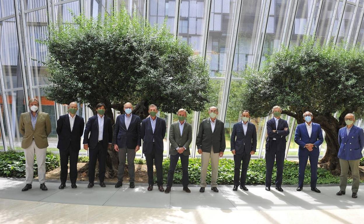 Ignacio Galán junto a los altos directivos del grupo, este lunes en la sede de la compañía en Bilbao.