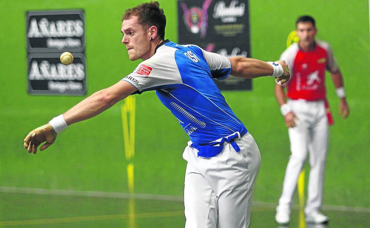 Unai Laso finalizó trece tantos, uno con la jugada inicial, en el frontón de Bera. 