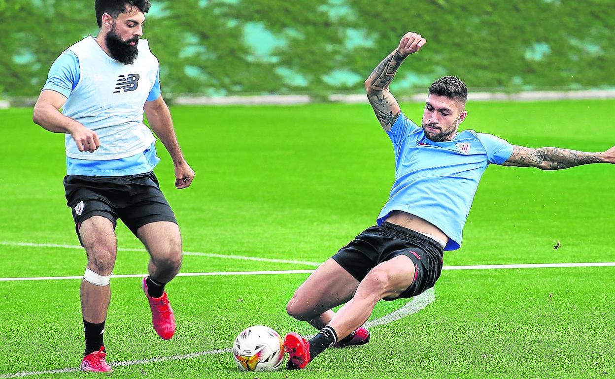 Unai Nuñez interviene ante Villalibre en el entrenamiento de ayer en Lezama. 