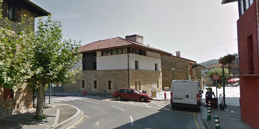 Edificio que acoge el consultorio, en la céntrica calle Errebalea. 