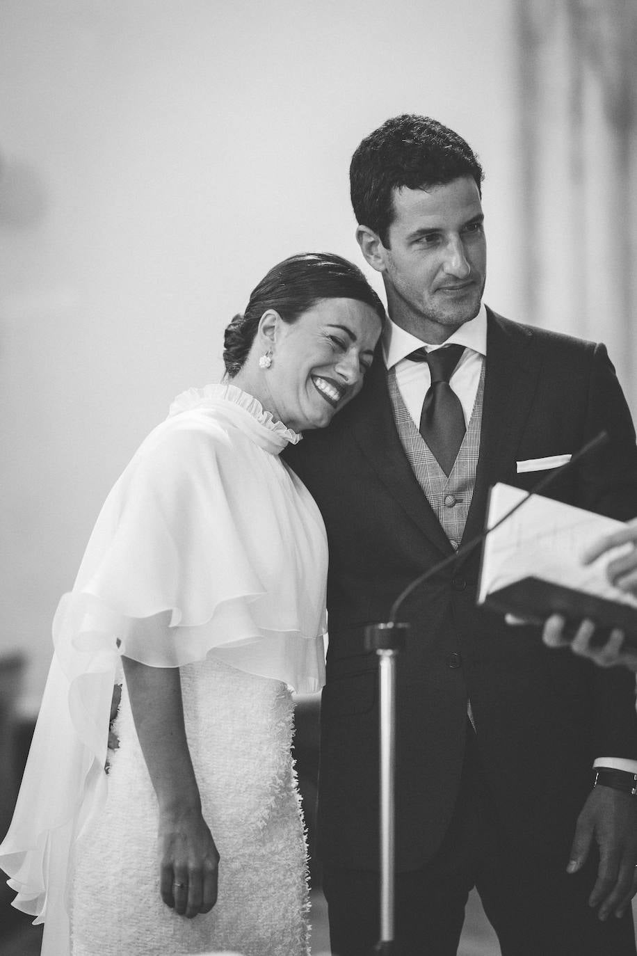 Fotos: Naia, la novia con capa de organza que se casó en Mundaka