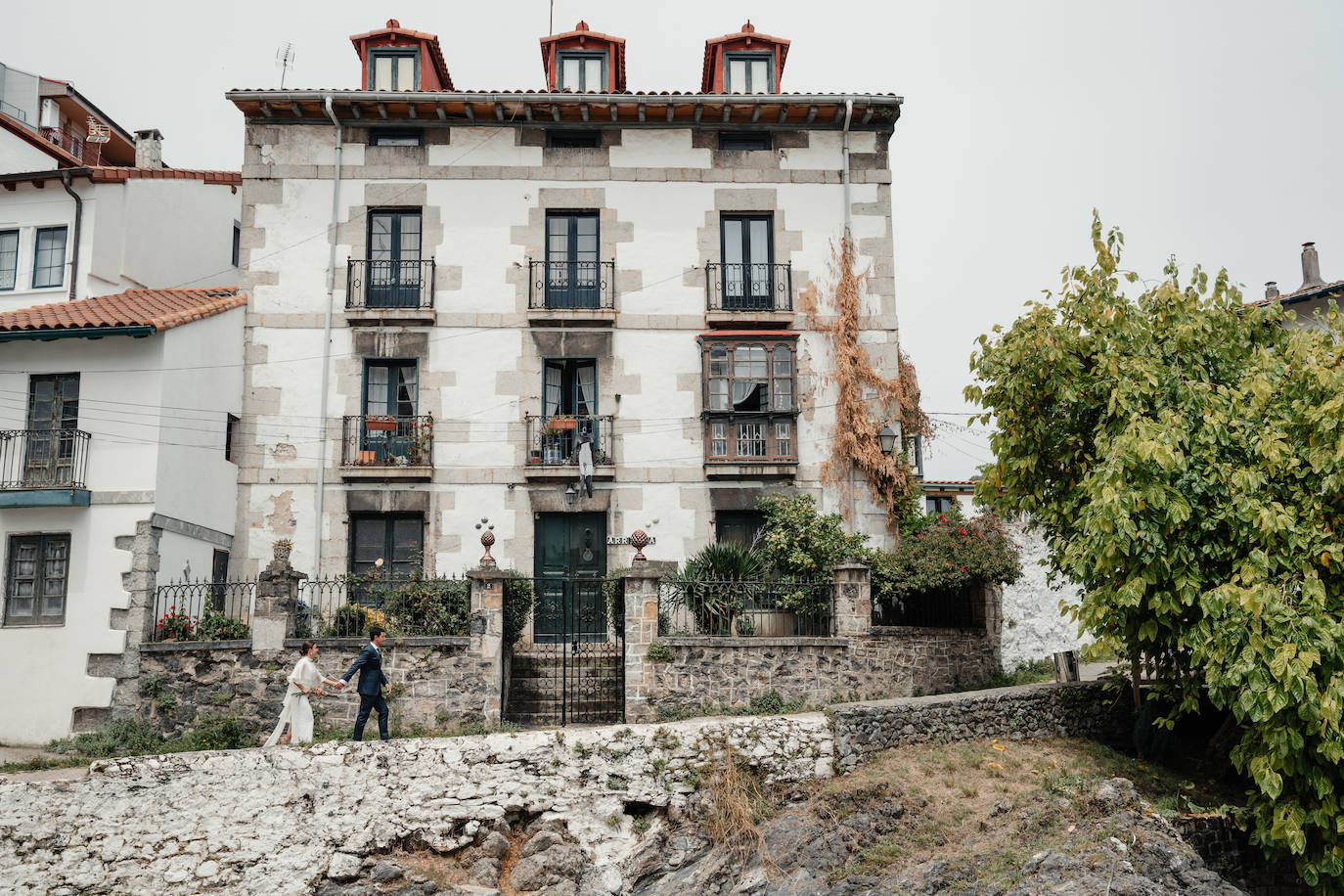 Fotos: Naia, la novia con capa de organza que se casó en Mundaka