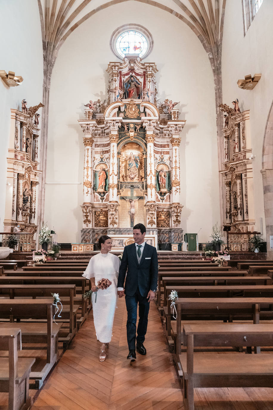 Fotos: Naia, la novia con capa de organza que se casó en Mundaka