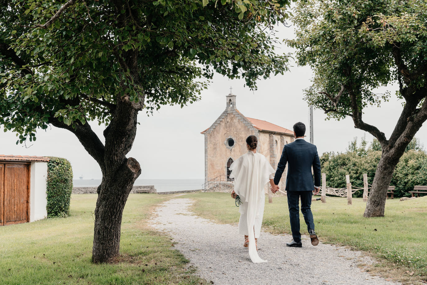 Fotos: Naia, la novia con capa de organza que se casó en Mundaka