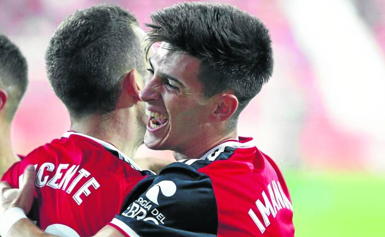 Imanol abraza a su compañero tras protagonizar otro buen encuentro. 