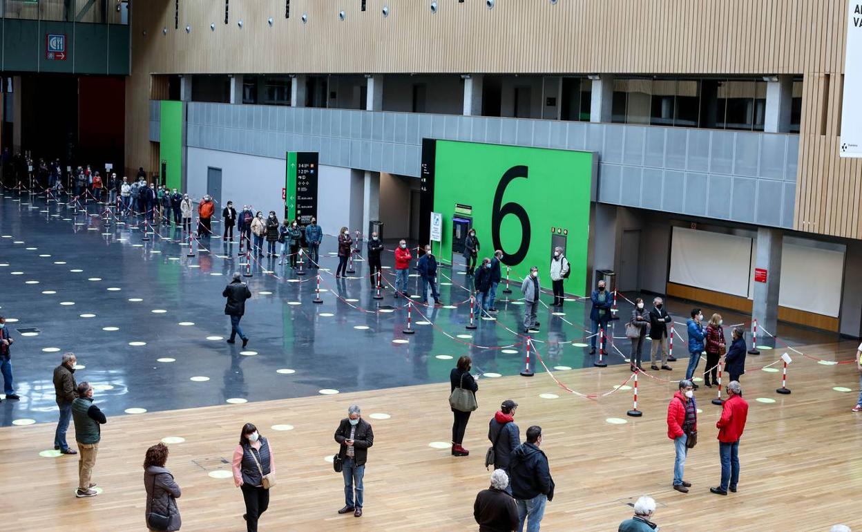 Colas en uno de los pabellones del BEC para vacunarse. 