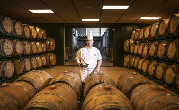 Javier Rubio, cocinero de Finca de los Arandinos, en la sala de barricas.