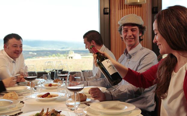 El comedor con vistas al viñedo de Vivanco.