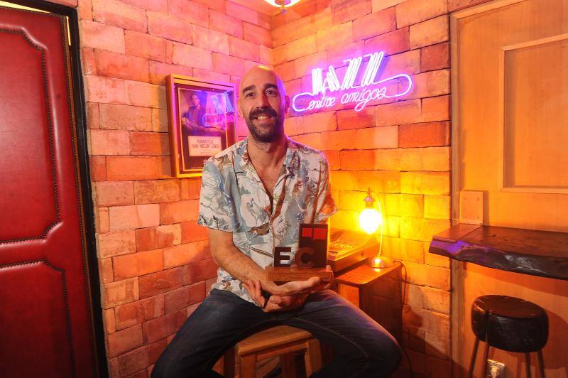 Beñat Lasagabaster, responsable del Dazz, bar del Casco Viejo con un menú musical muy especial. 