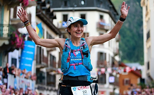 Maite Maiora cruza la meta de Chamonix como tercera clasificada en 2019.