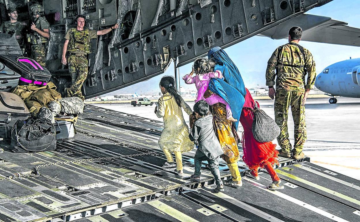 La libertad. Una familia consigue llegar a uno de los aviones que los evacuarán fuera de su país. 