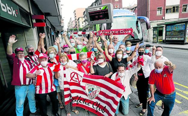 Los miembros de la peña, a su salida de Basauri rumbo a Vigo.