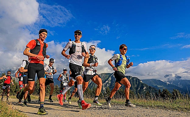 El pelotón, en los primeros kilómetros, todavía con todos los favoritos en liza.