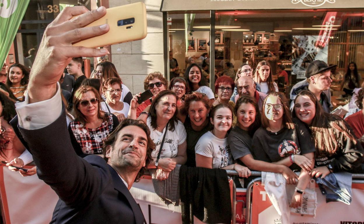 La alfombra naranja reunía a centenares de vitorianos para tomarse un selfi con las 'celebs' de la televisión. 