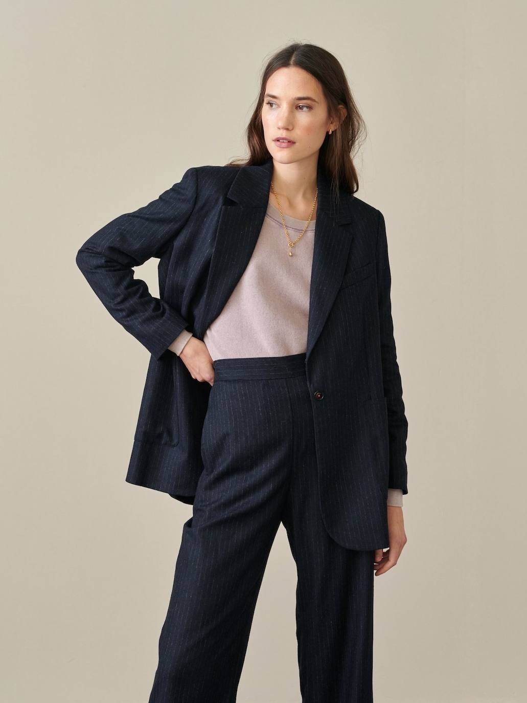 Americana azul marina con estampado de raya diplomática de la tienda bilbaína N32, situada en la calle Ledesma número 32 y Doctor Achúcarro número 4. Cuesta 289 euros.