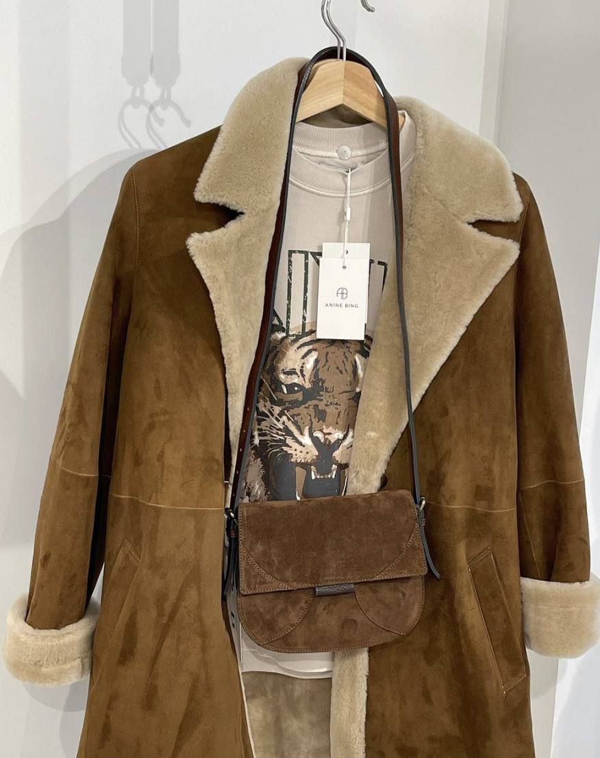 Pelliza, sudadera de Anine Bing y bolso de la tienda bilbaína Ambali, situada en la calle Maestro García Rivero número 6.