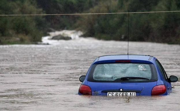 Qué hacer si nos pilla una riada o inundación en el coche