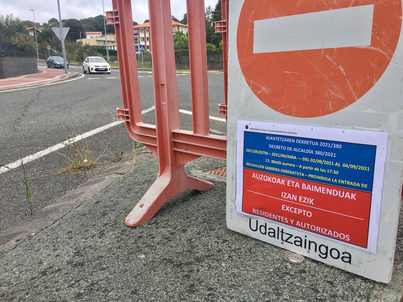 Fotos: Los controles policiales impiden entrar en Plentzia a las personas que no residen en el municipio