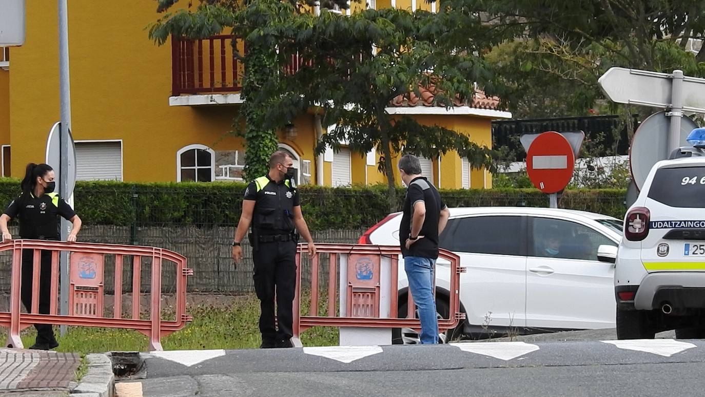 Fotos: Los controles policiales impiden entrar en Plentzia a las personas que no residen en el municipio