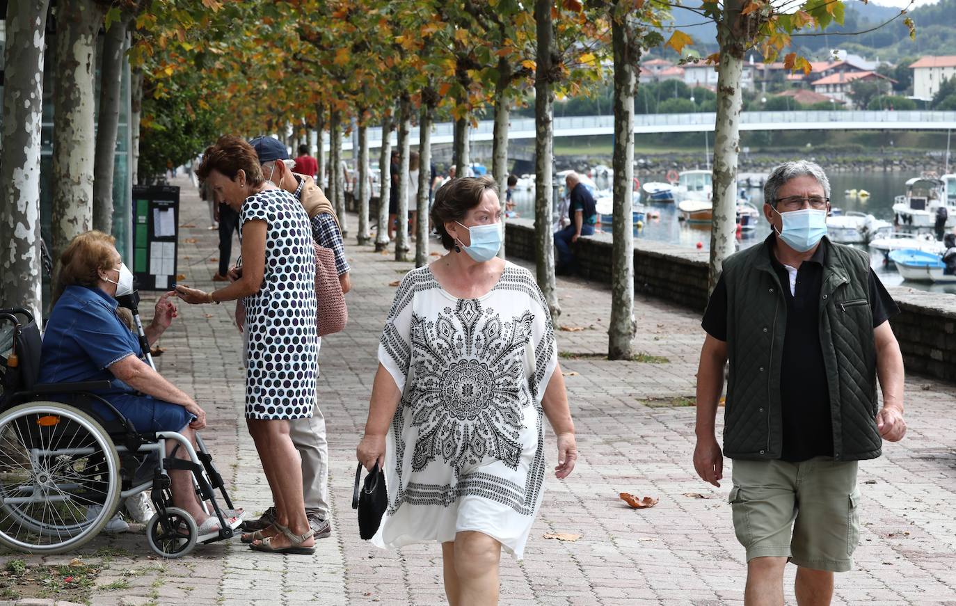 Fotos: Los controles policiales impiden entrar en Plentzia a las personas que no residen en el municipio