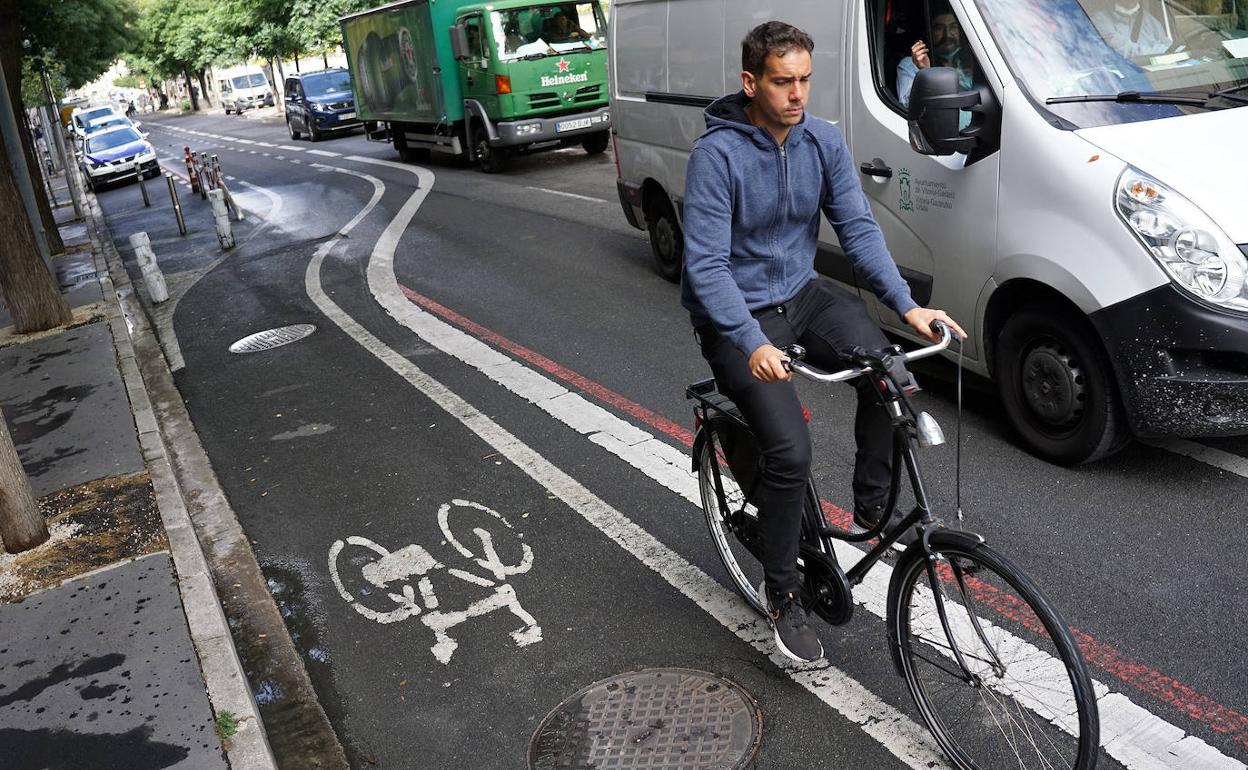 Un ciclista circula por un tramo de la calle Olaguíbel