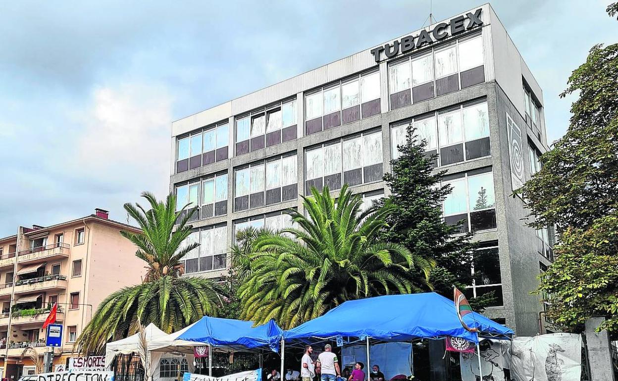 Carpas de los trabajadores de Tubacex delante de las instalaciones de la empresa en Llodio. 