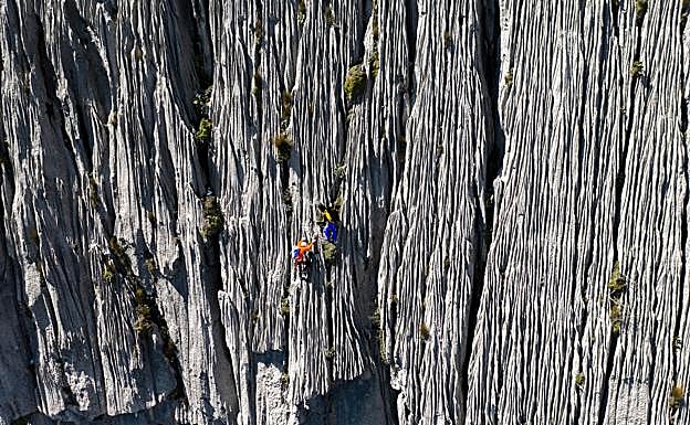 Galería. Espectacular imagen de los hermanos Pou en la vía 'Supercanalizos'.