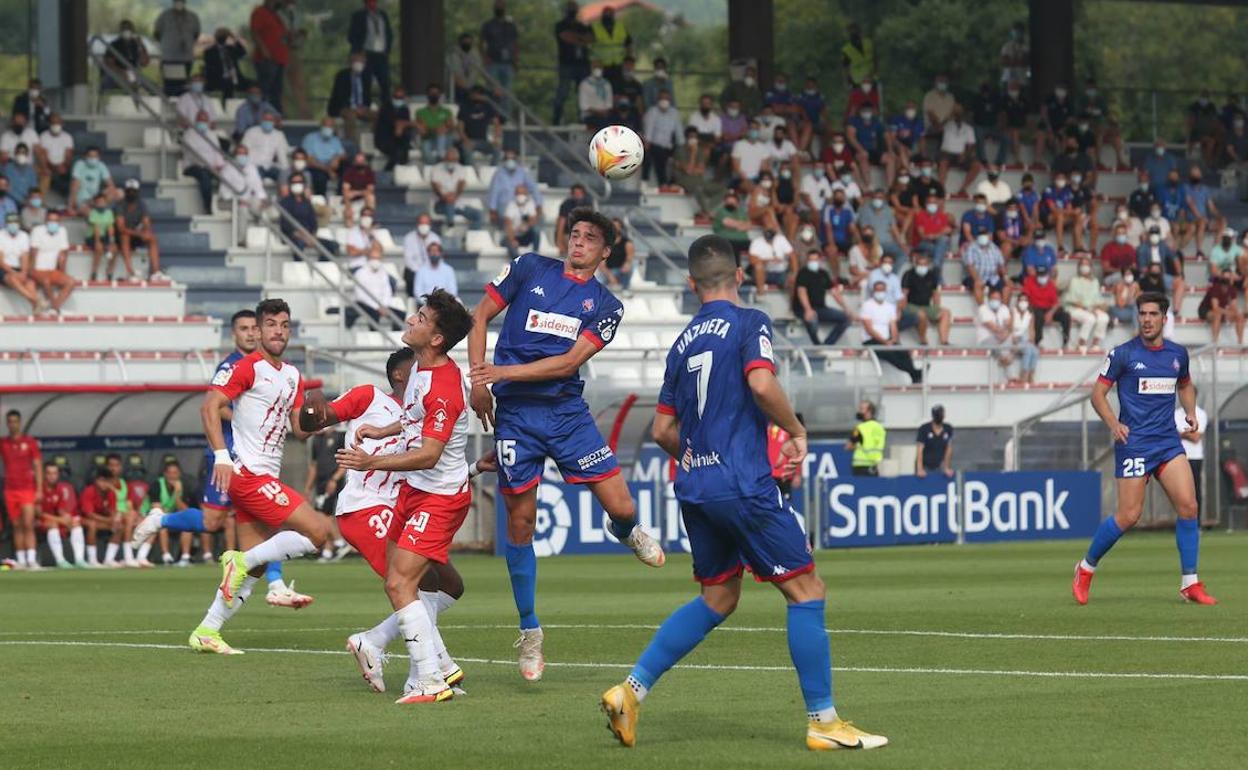 Luengo despeja un balón de cabeza durante el partido contra el Almería. 