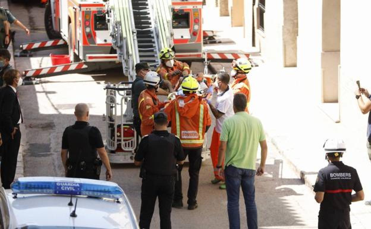 La Guardia Civil y los bomberos en la zona del suceso. 