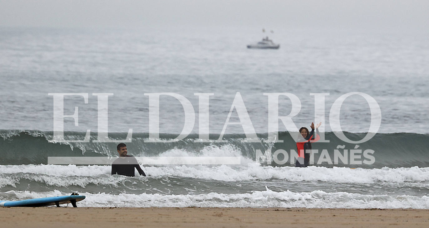 Fotos: Shakira y Piqué cogen olas en Oyambre