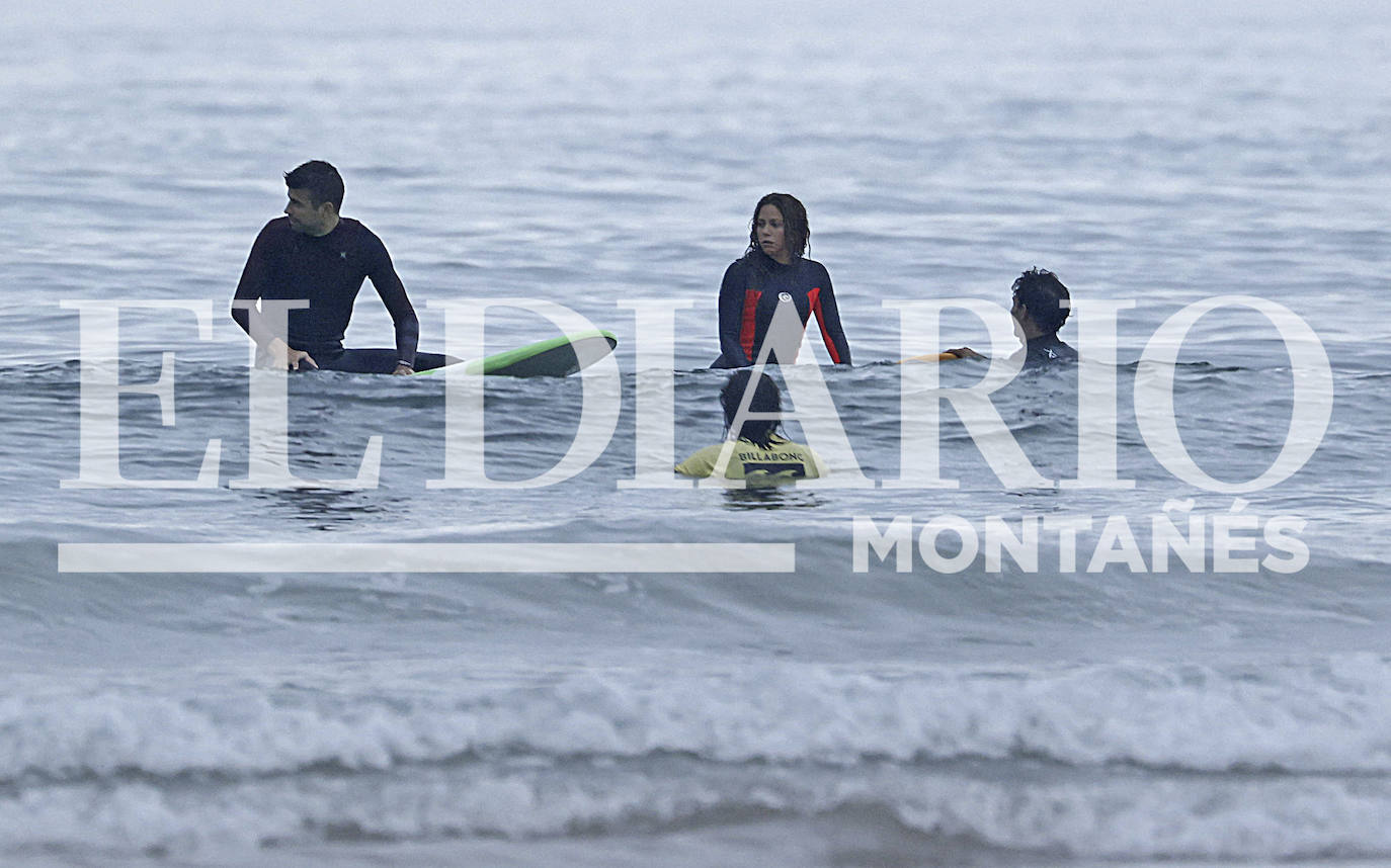 Fotos: Shakira y Piqué cogen olas en Oyambre