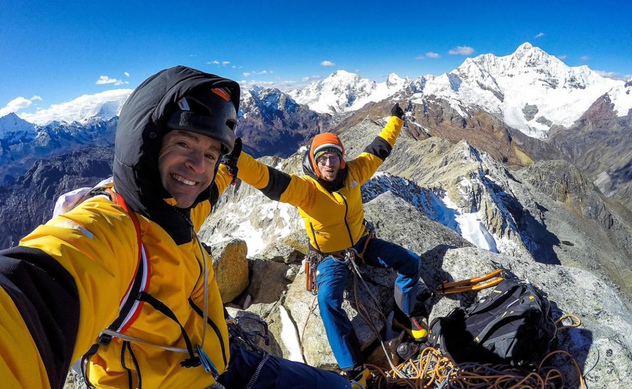 Iker y Eneko Pou en la cima del Huamashraju (5.350 m), donde abrieron la vía 'Viva Perú Carajo'. 