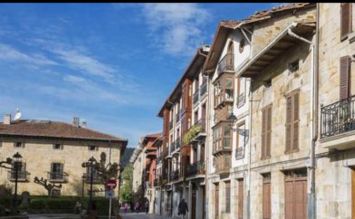 Una batalla campal 'organizada' contra la Ertzaintza en un macrobotellón en Elorrio se salda con seis detenidos