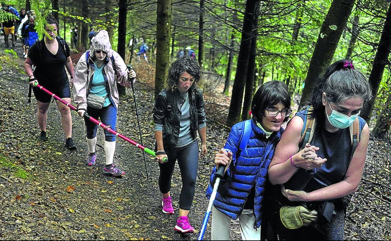Un tramo del recorrido que realizó el grupo de jóvenes sordociegos por el monte Urkiola. 