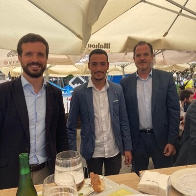 Ander García Oñate junto a Pablo Casado y Carlos Iturgaiz.