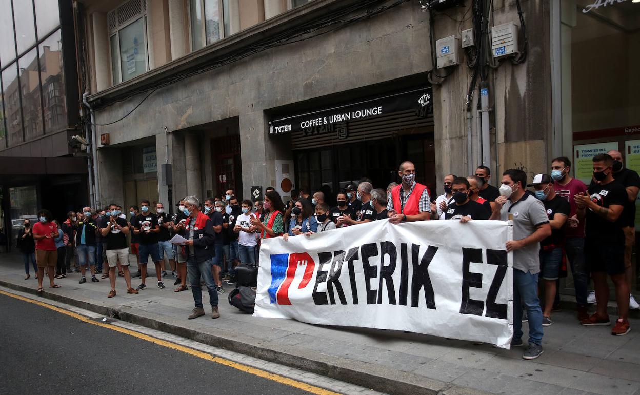Trabajadores de Petronor durante las movilizaciones que hicieron el pasado mes de julio ante los juzgados de Bilbao 