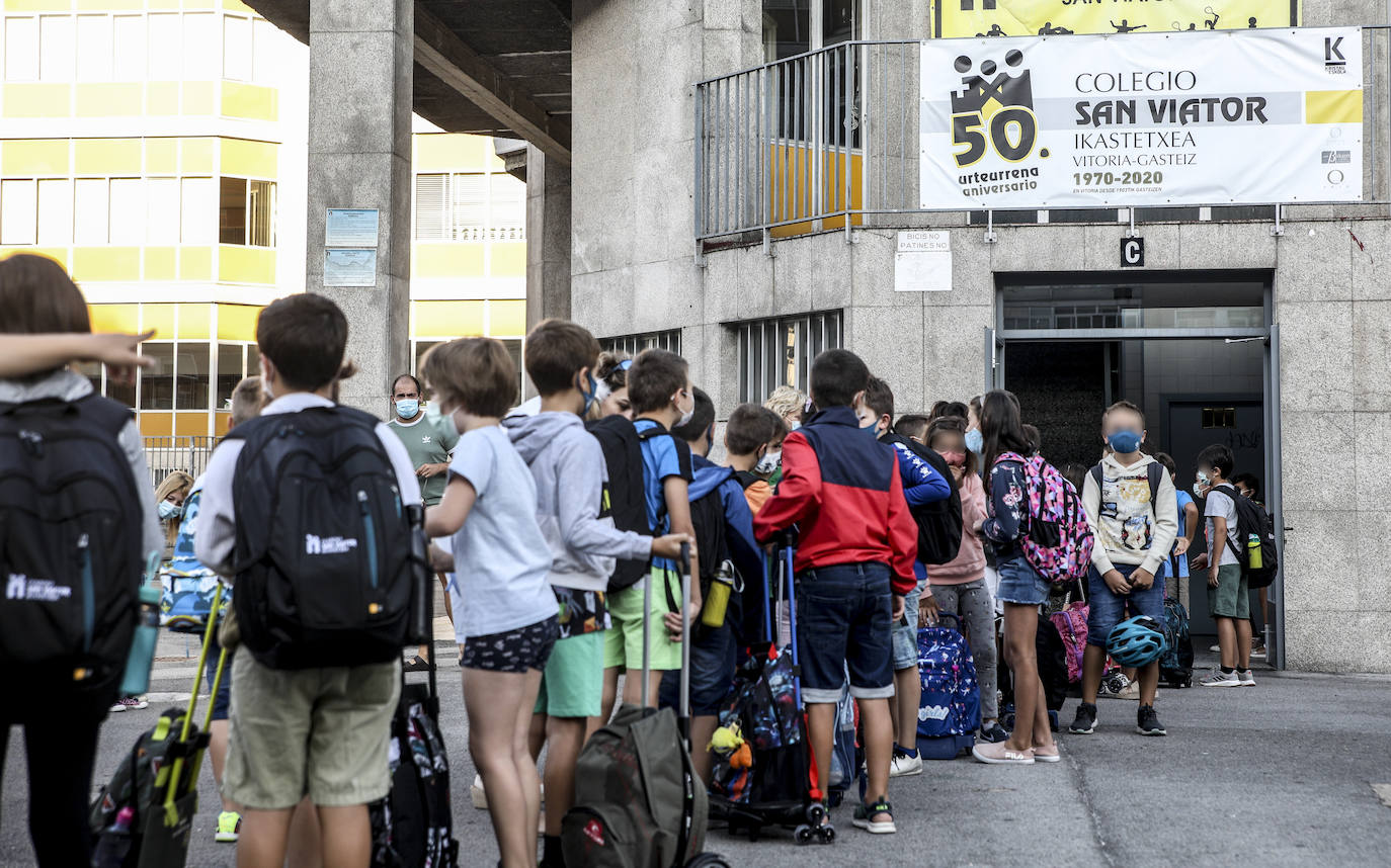 Fotos: Los primeros escolares regresan hoy a clase en Vitoria