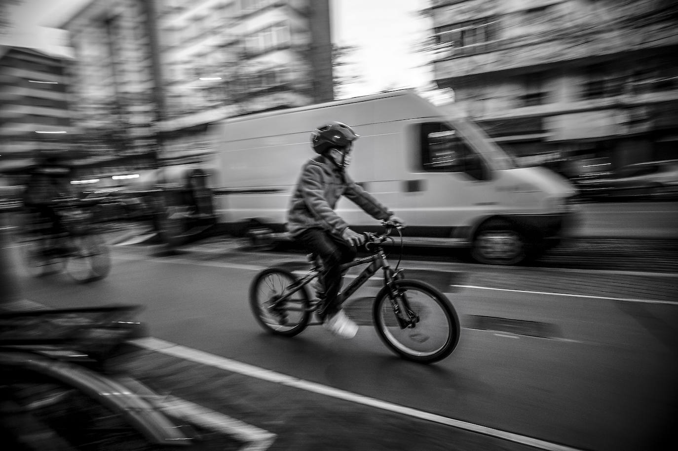 Un chaval se desplaza en bici por la calle Reyes de Navarra.