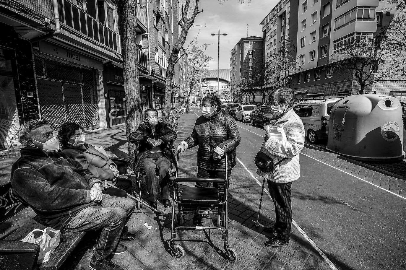 Ignacio, Magdalena, María, Agustina y Felisa, de charla en plena calle Reyes de Navarra.