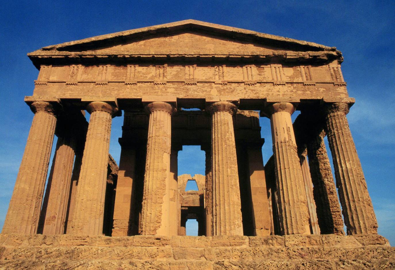 Agrigento (Italia) | Justo en el centro de Sicilia se encuentran estas ruinas, en el espectacular Valle de los Templos. Aquí se atesoran hasta una docena de templos griegos que fueron restaurados posteriormente por los romanos