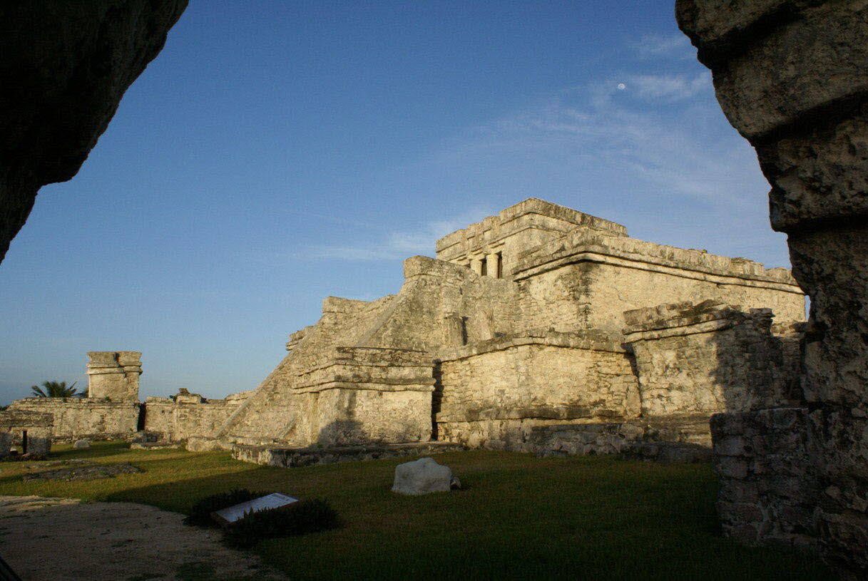 Tulum (México) | Este lugar es la excepción entre las construcciones mayas, que solían edificarse en la protección del interior de la selva. Estas ruinas frente al mar vigilan la costa caribeña y fue el último monumento edificado por esta civilización antes de la conquista española.