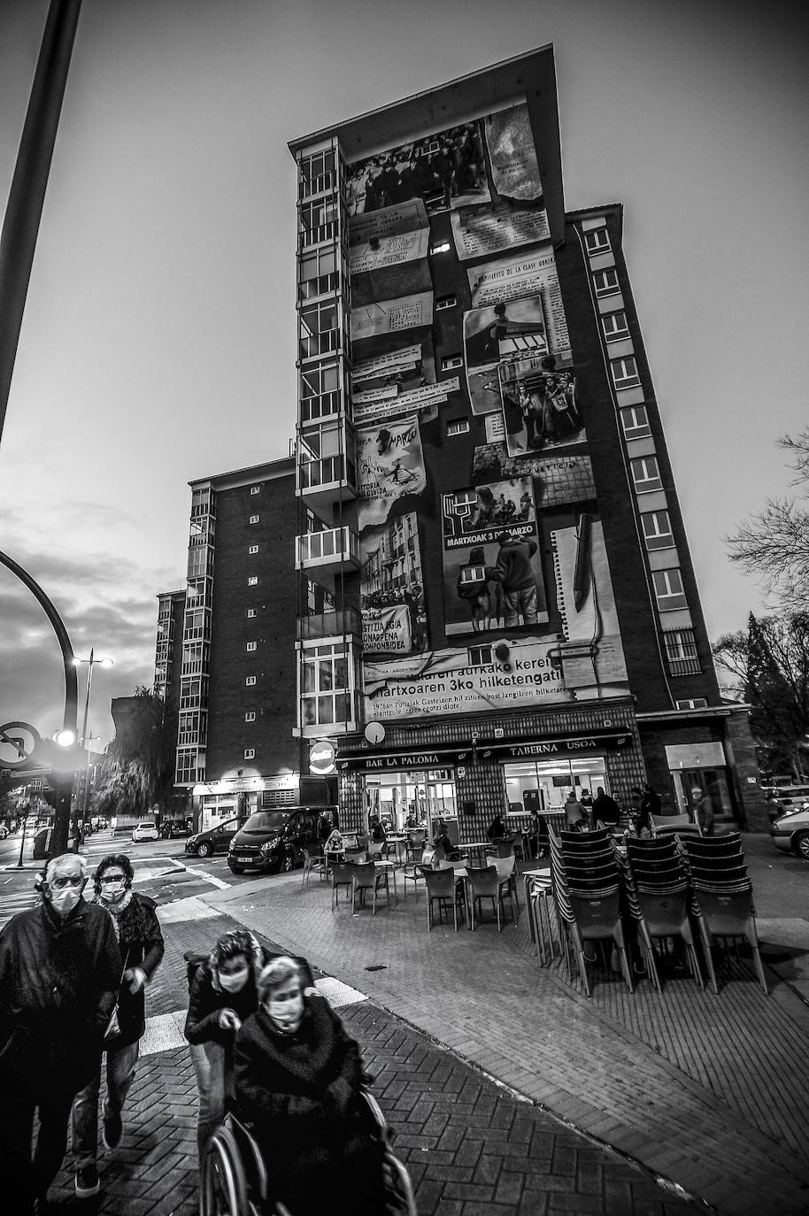 Mural en recuerdo a las víctimas del 3 de marzo pintado en la fachada del edificio número 28 de la calle Reyes de Navarra.